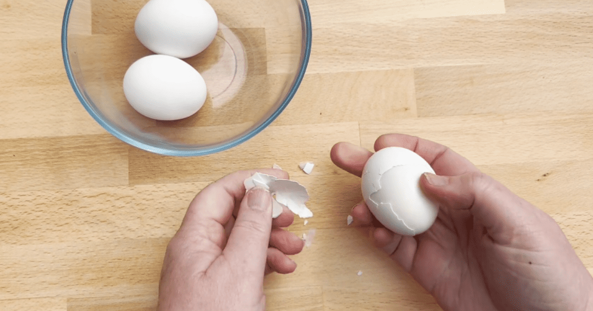 How To Peel Hard Boiled Eggs - Easy Step-by-Step Egg-Peeling Tips