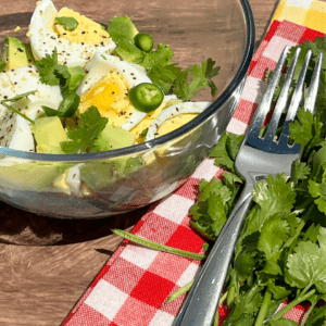 In need of healthy breakfast ideas? This super quick hard boiled eggs and avocado protein bowl will soon be your go to recipe
