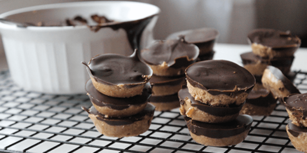 Healthy makeover of homemade peanut butter cups is a recipe with simple ingredients, ready in less than 15 minutes